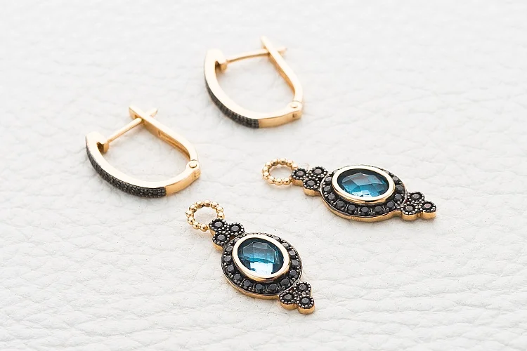 Серьги-трансформеры из красного золота с 2 топазами swiss и 70 фианитами