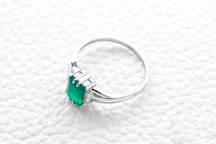 Кольцо из белого золота с агатом и 4 фианитами