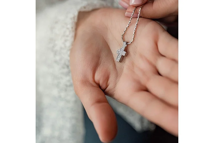 Крест из белого золота с 71 бриллиантами