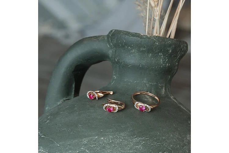 Серьги из красного золота с 2 корундами и 24 фианитами