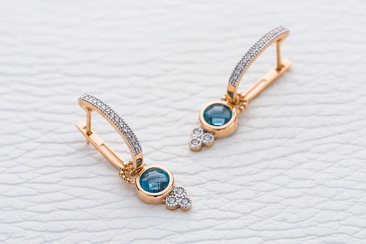 Серьги-трансформеры из красного золота с 2 топазами swiss и 32 фианитами