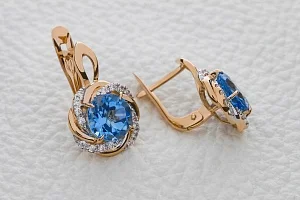 Серьги из красного золота с 2 топазами swiss и 32 фианитами