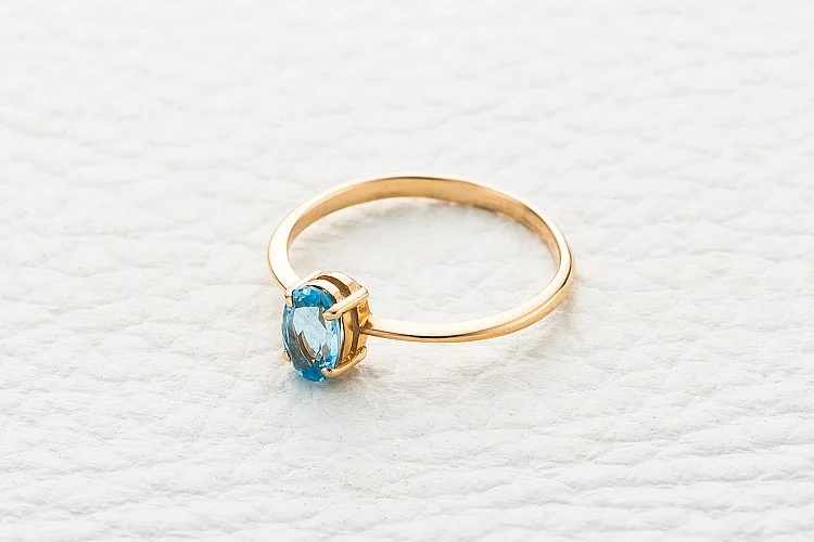 Детское кольцо из красного золота с топазом swiss