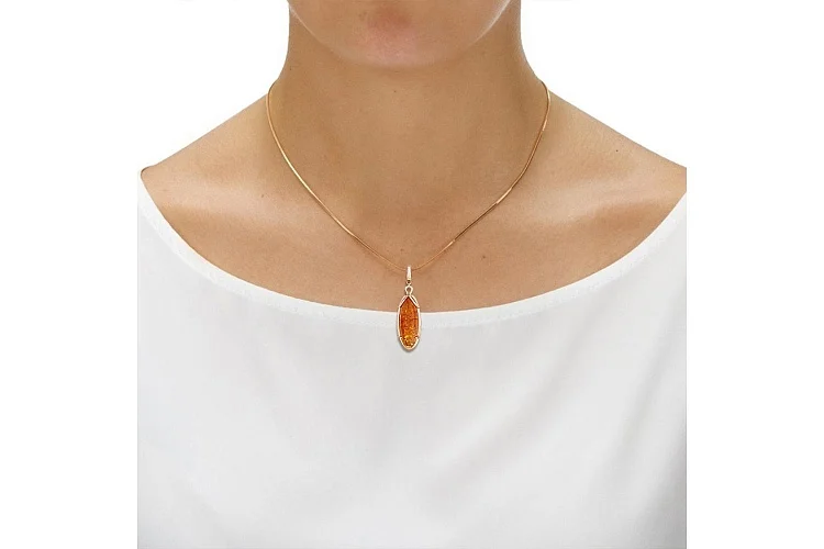 Подвеска из красного золота с янтарём