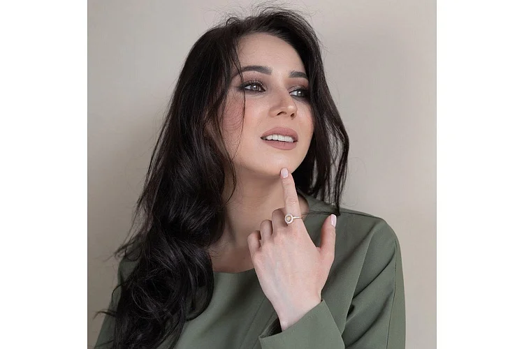 Кольцо из красного золота с опалом и 30 фианитами