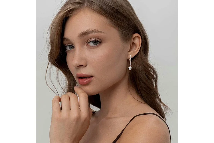 Серьги из красного золота с перламутром и 22 фианитами