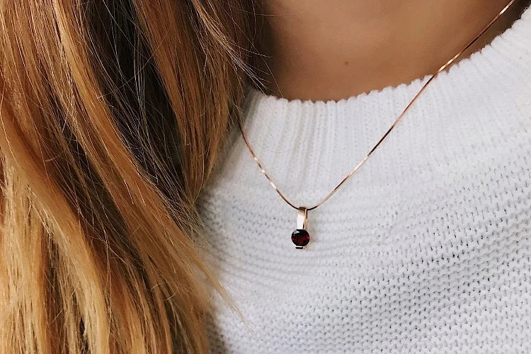 Подвеска из красного золота с гранатом