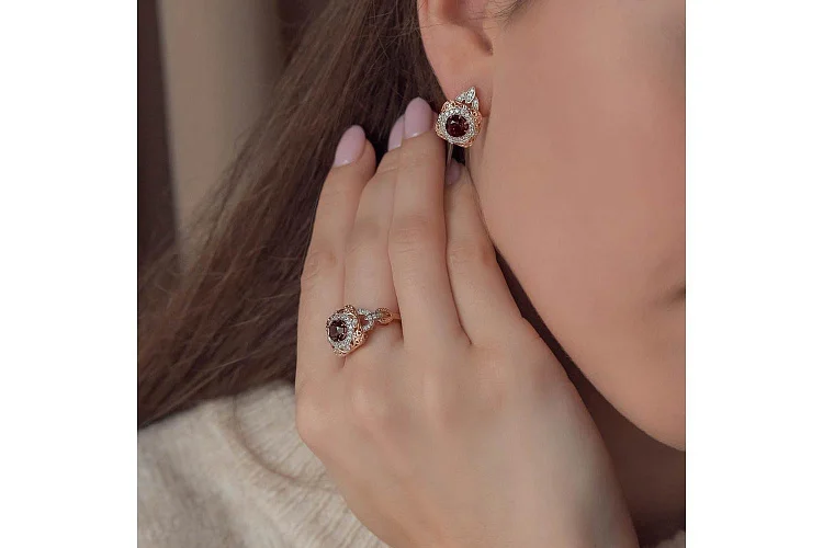 Кольцо из красного золота с раухтопазом и 39 фианитами