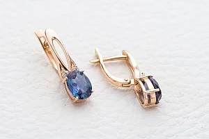 Серьги из красного золота с 2 александритами и 4 фианитами