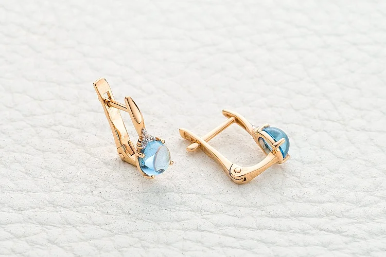 Серьги из красного золота с 2 топазами swiss и 6 фианитами