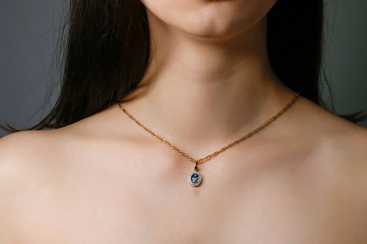 Подвеска из красного золота с топазом swiss и 22 фианитами