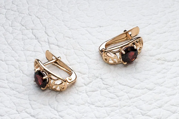 Серьги из красного золота с 2 гранатами