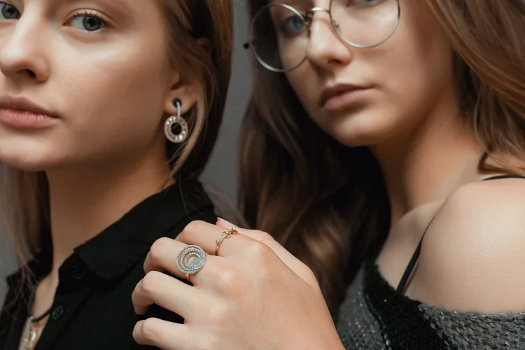 Кольцо Круг из красного золота с 95 фианитами