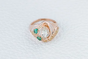 Кольцо из красного золота с аметистом, турмалинами и фианитами