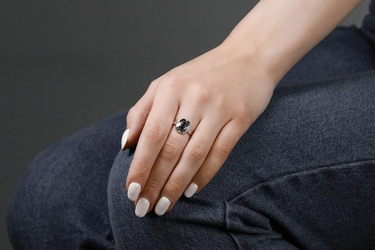 Кольцо из белого золота с корундом и 12 бриллиантами